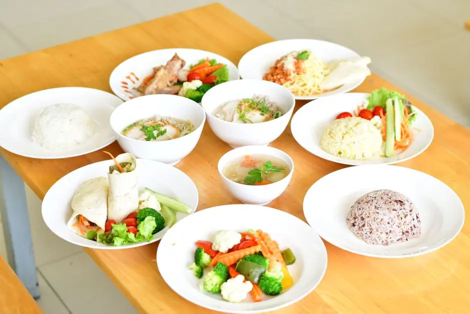 Menu seimbang dengan nasi, ikan, sayuran, dan buah